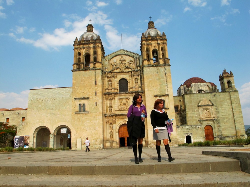 Ruby y Gema caminan, de espaldas la iglesia de Santo Domingo..egg