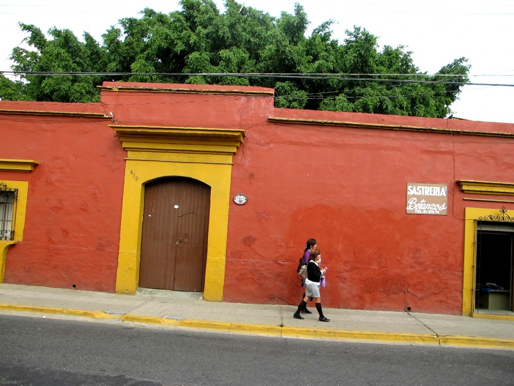 Gema y Ruby en la Calle caminando.egg