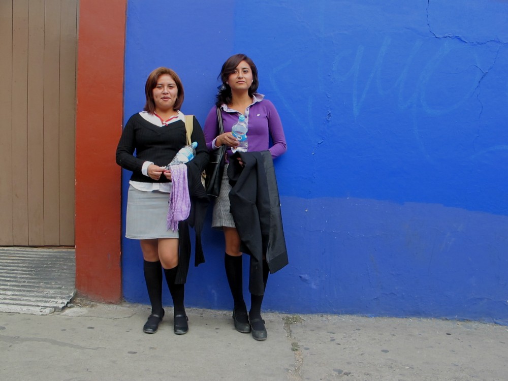 Ruby y Gema en una pared azul.egg