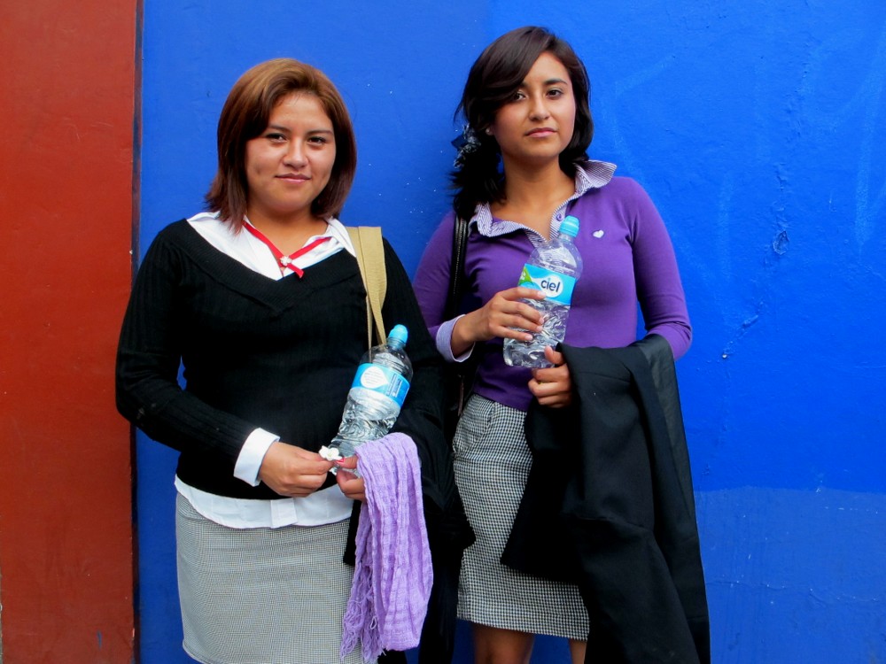 Gema y Ruby contra pared azul .egg