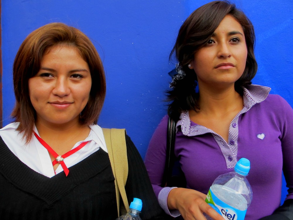 Gema y Ruby recargadas en pared azul..egg