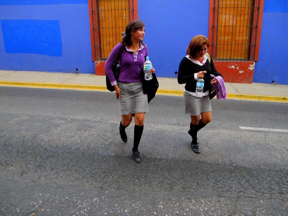 Ruby y Gema cruzan la calle.egg
