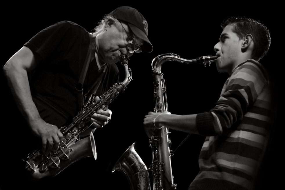 James Spaulding com um aluno da Escola de Musica de Rabo de Peixe2009.jpg
