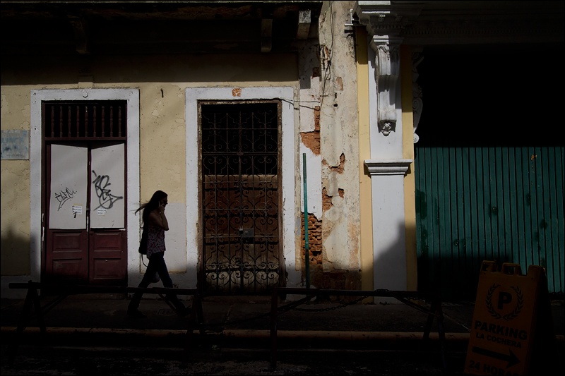 caminando-frente-a-fachadaW.jpg