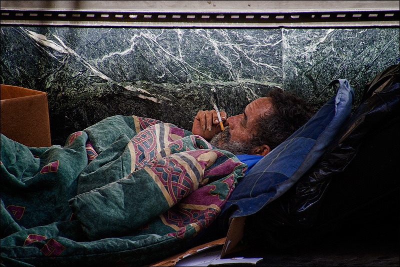 deambulante-acostado-fumandoW.jpg