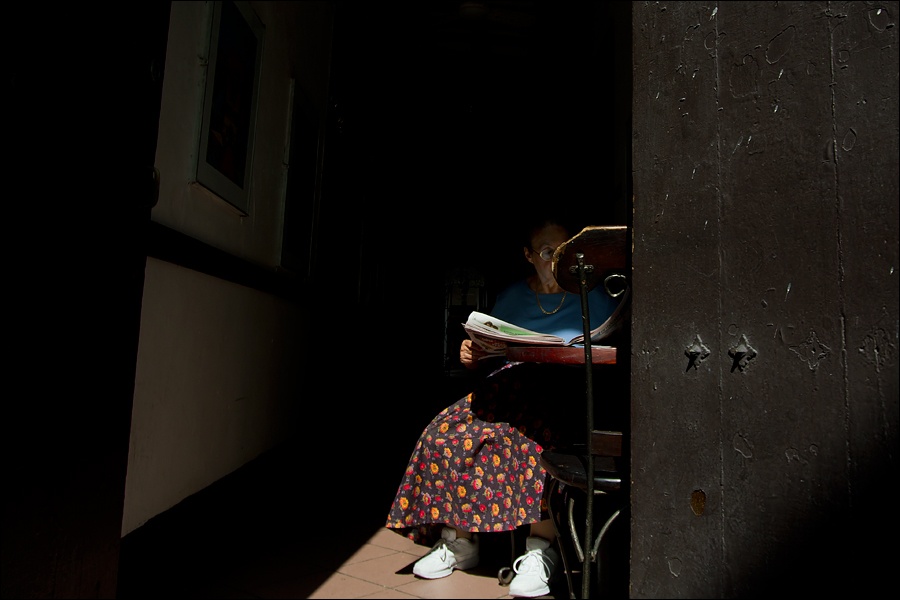 senora-leyendo-1Aw.jpg