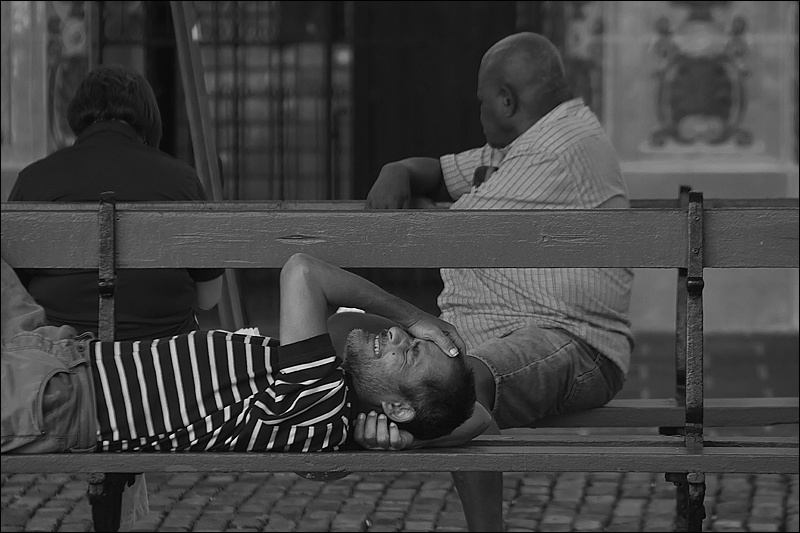 acostado-en-banco-2-hangoverW.jpg