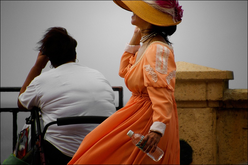 mujer-s-con-sombreroW.jpg