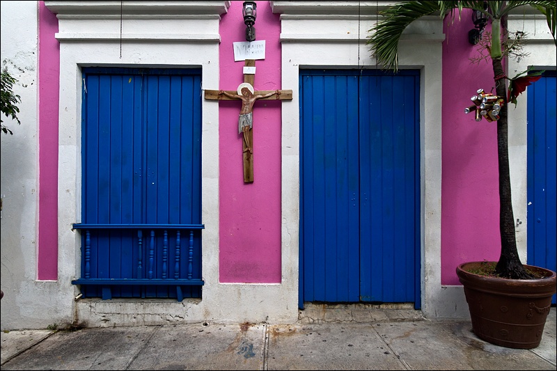 fachada-con-cristo-1W.jpg