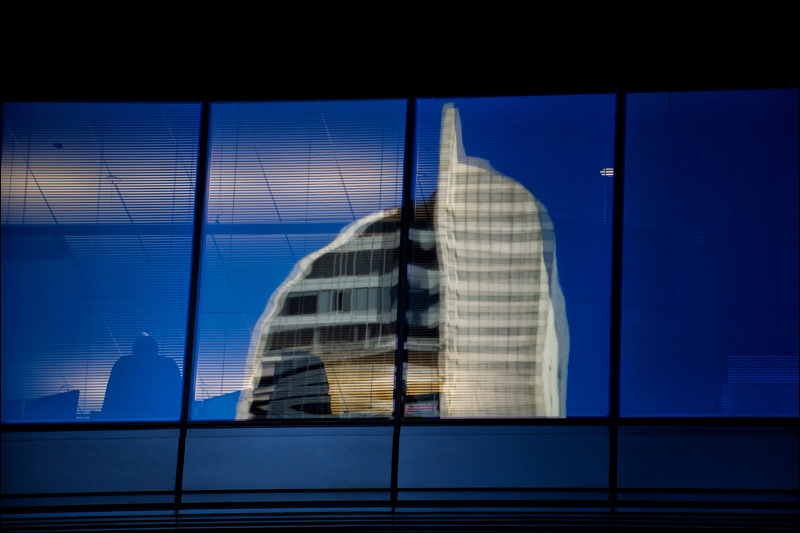 hombre-y-reflejo-edifico-2W.jpg