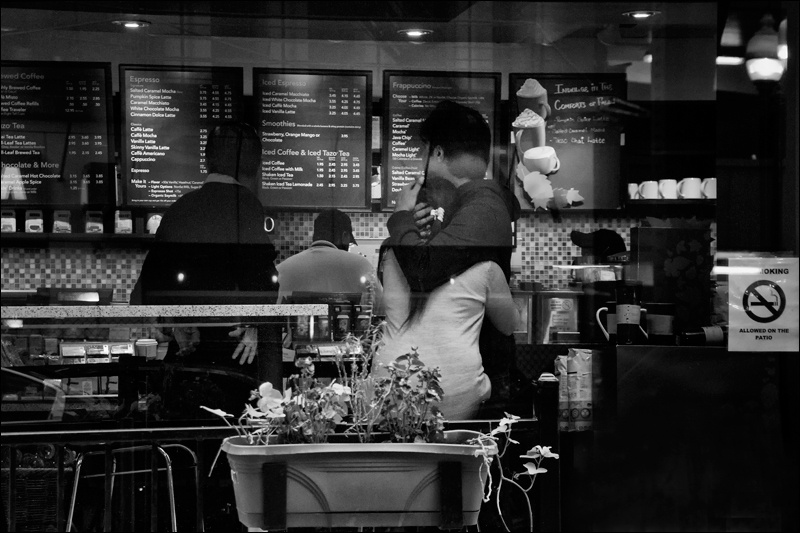abrazo-en-starbucksW.jpg