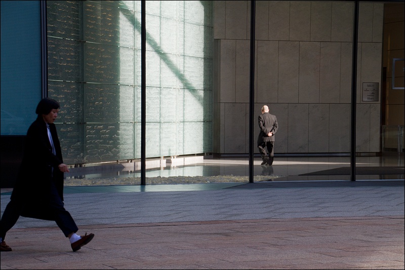 hombre-caminando-de-espaldas-lobbyW.jpg