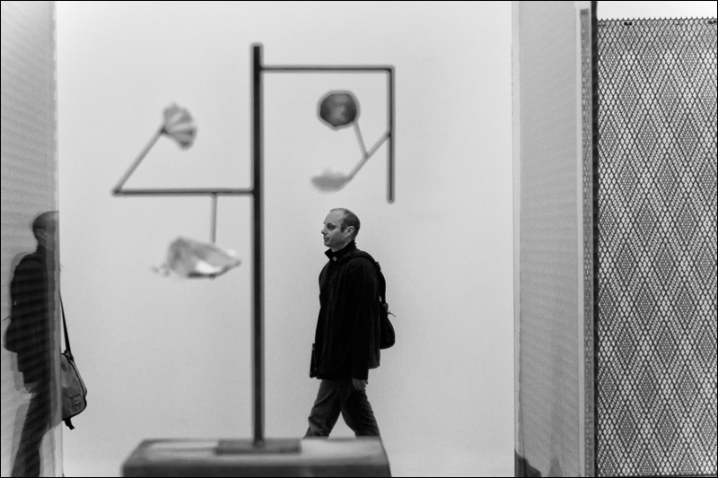 hombre-caminando-en-el-museoW.jpg