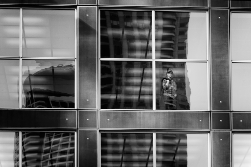 hombre-asomado-ventana-museoW.jpg