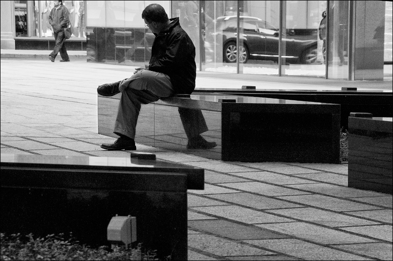 hombre-sentado-reflejo-piernaW.jpg
