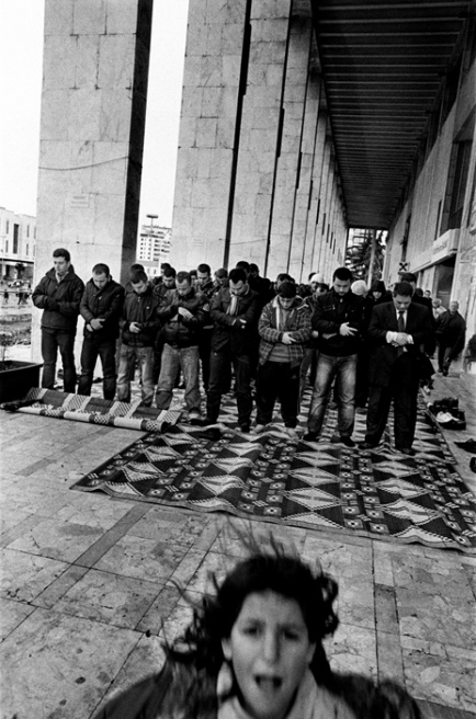 033 Prolaz_Albania,Tirana 2011.jpg