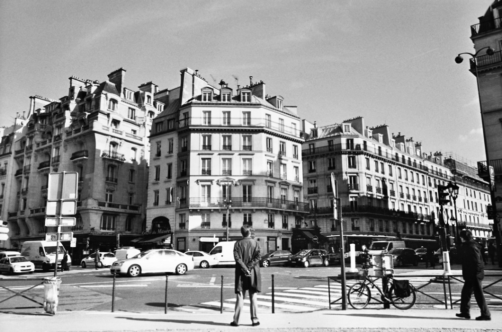 man_lookingatparis.jpg